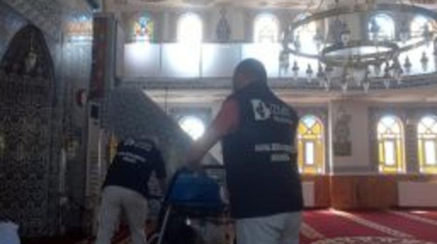 İzmit’te İbadethanelerin Temizliği Belediyeden