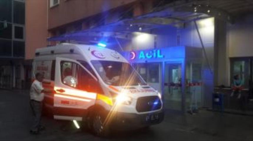 Herkesin G&ouml;z&uuml; &Ouml;n&uuml;nde Eşini Defalarca Bı&ccedil;akladı