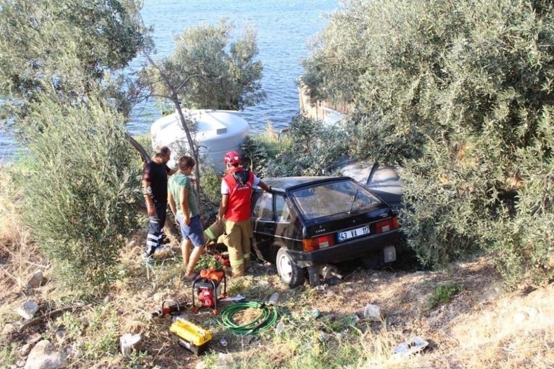 Alkoll&uuml; S&uuml;r&uuml;c&uuml; Otomobiliyle Yol Kenarındaki Zeytin Ağacının &Uuml;st&uuml;ne U&ccedil;tu