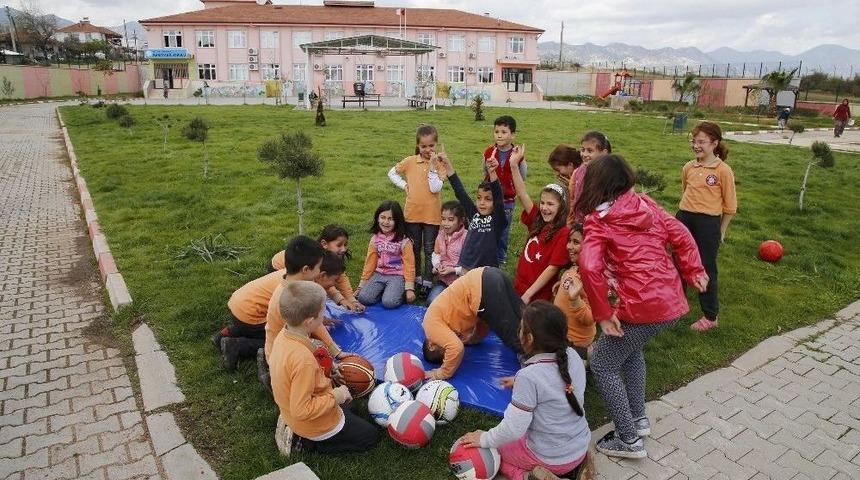 D&ouml;şemealtı Belediyesi&rsquo;nden Okullara Spor Malzemesi