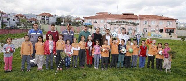 Döşemealtı Belediyesi’nden Okullara Spor Malzemesi