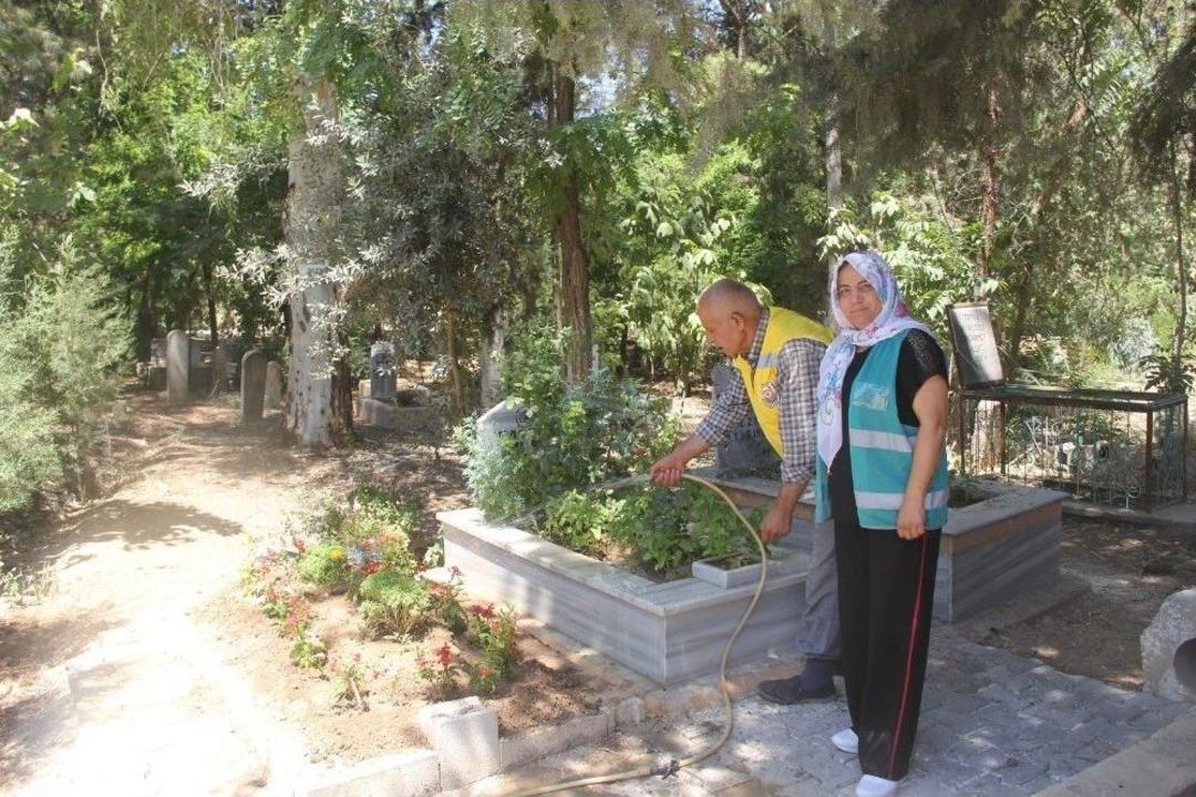 Birecik&rsquo;te Mezarlığa Kadın Eli Değdi