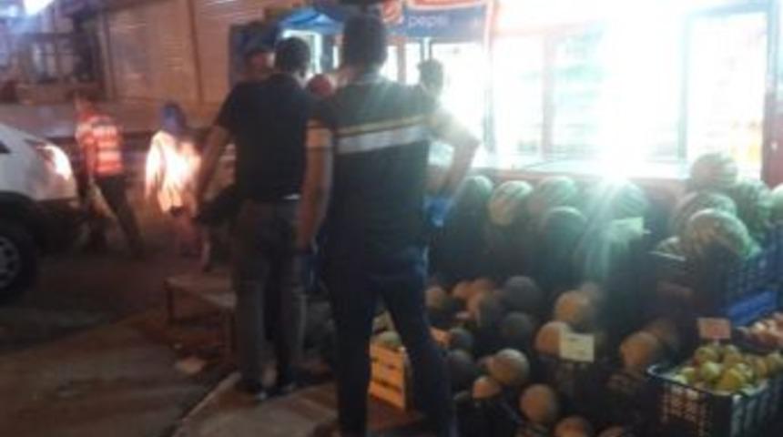 Herkesin G&ouml;z&uuml; &Ouml;n&uuml;nde Eşini Defalarca Bı&ccedil;akladı