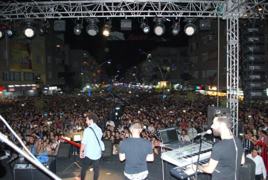 Salihli Kurtuluş G&uuml;n&uuml;nde Buray&rsquo;la Coştu