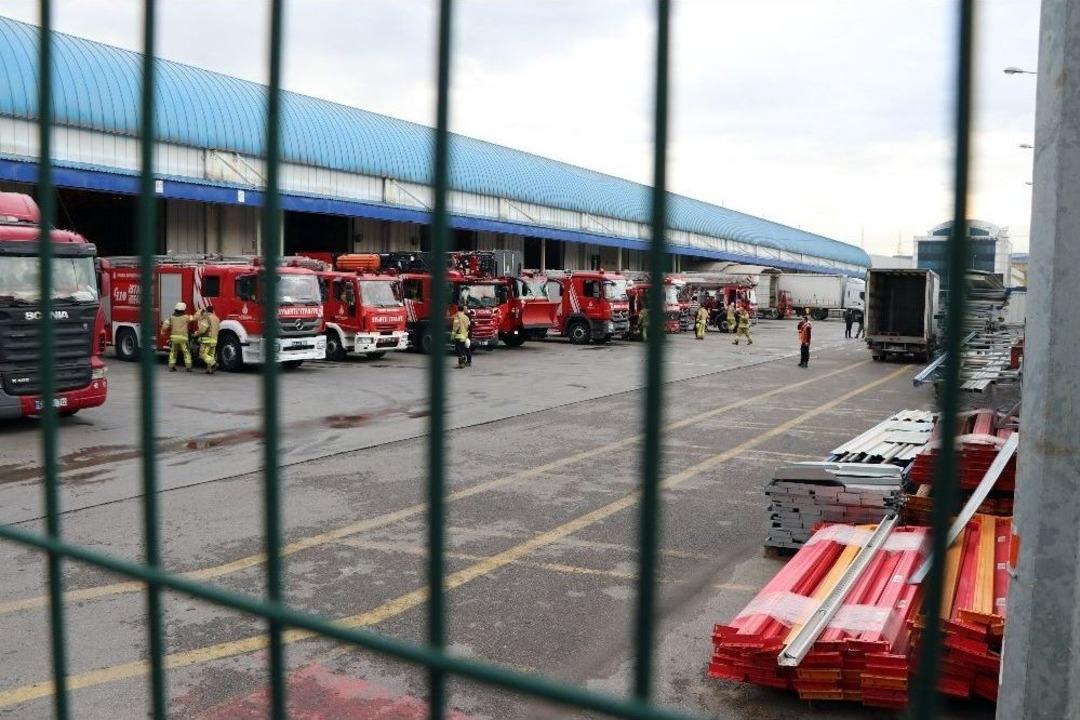 Tuzla Organize Sanayii B&ouml;lgesi&rsquo;nde Bir Depodaki Raflar İş&ccedil;ilerin &Uuml;zerine D&uuml;şt&uuml;: 4 İş&ccedil;i Yaralı