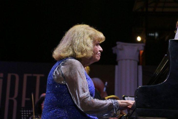 İdil Biret, Kuşadalılarla Buluştu G3