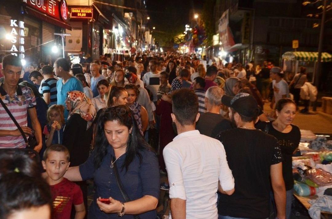 Bursa&rsquo;da Bayram Alışverişinde Adım Atacak Yer Kalmadı