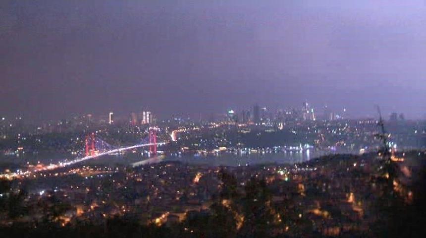 İstanbul’da Şimşekler Geceyi Aydınlattı