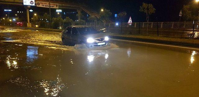 Şiddetli Yağışlar Yolları Dere Yatağına Çevirdi