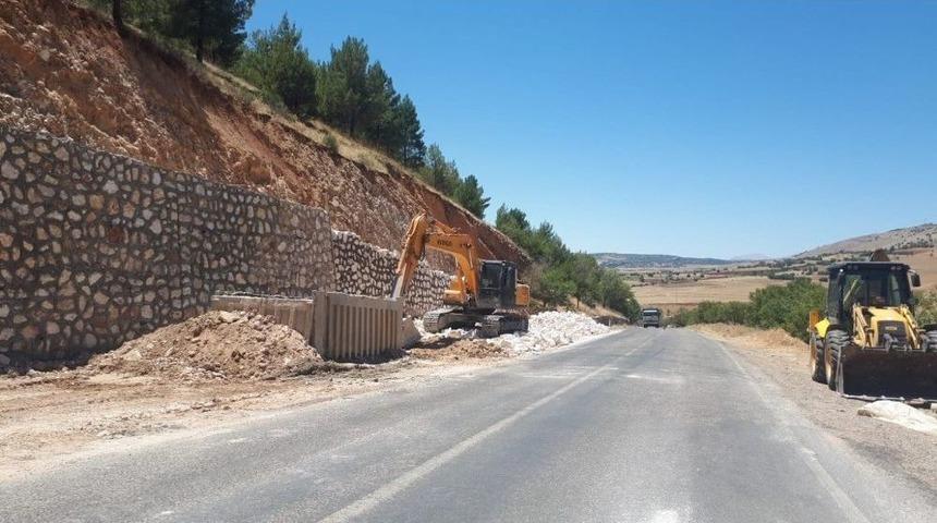 Çelikhan Yolunda Genişletme Çalışmaları Başladı