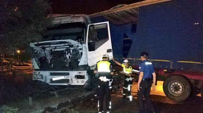 Samsun&rsquo;da Tır Bariyerlere &Ccedil;arptı: 1 Yaralı
