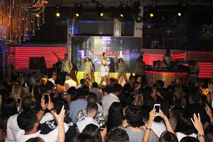 Demet Akalın’ın Elbisesinde Ki İngilizce Yazı Şaşırttı G1