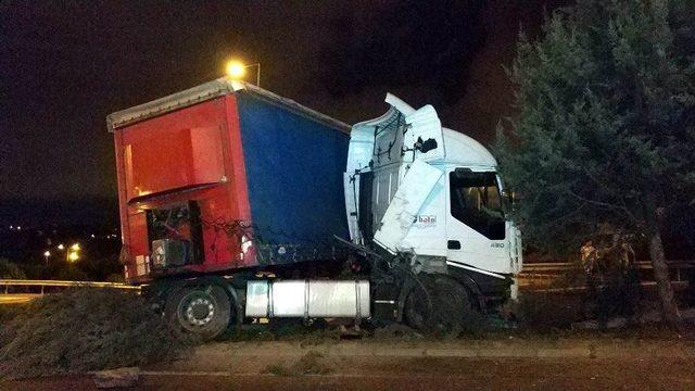 Samsun’da Tır Bariyerlere Çarptı: 1 Yaralı