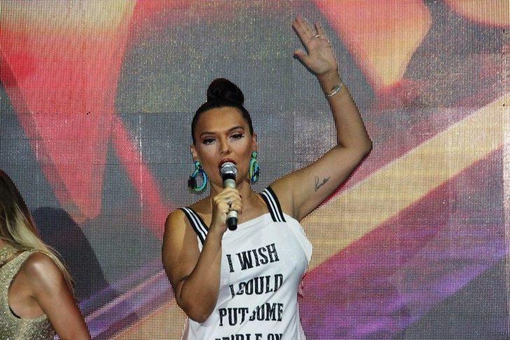 Demet Akalın’ın Elbisesinde Ki İngilizce Yazı Şaşırttı G2