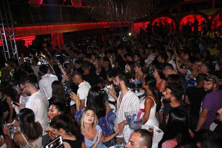 Demet Akalın’ın Elbisesinde Ki İngilizce Yazı Şaşırttı G3