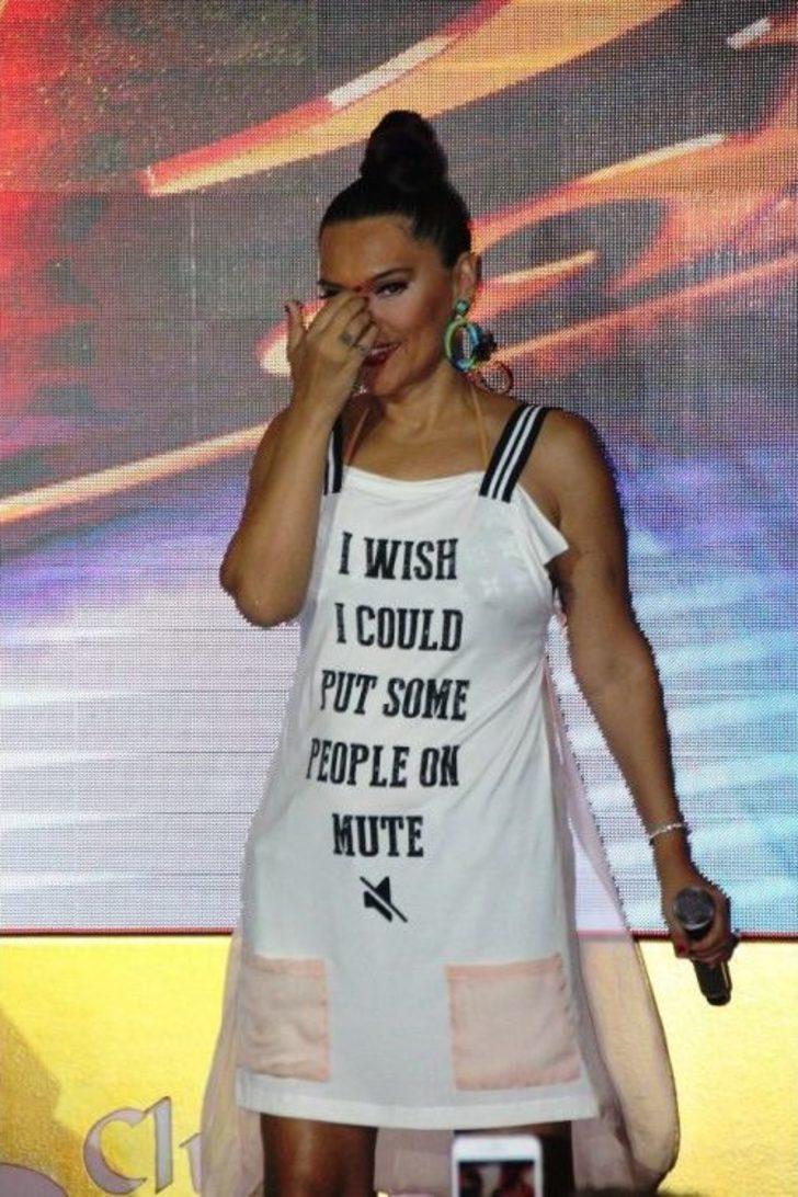 Demet Akalın’ın Elbisesinde Ki İngilizce Yazı Şaşırttı G5