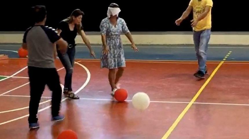 &Ouml;ğretmenler G&ouml;zlerini Bağlayıp Balonları Aradı