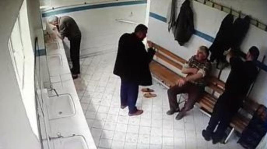 Abdest Alırken Paralarını &Ccedil;aldılar