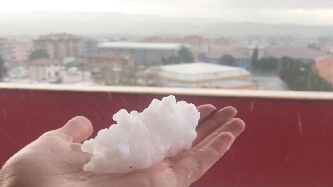 &Ccedil;anakkale&rsquo;de Nohut B&uuml;y&uuml;kl&uuml;ğ&uuml;nde Dolu Yağdı