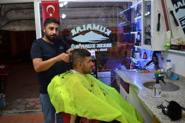 Afyonkarahisar’da Berber Ve Kuaförlerin Bayram Yoğunluğu