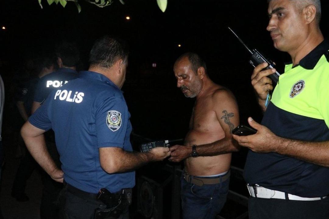 Otomobiliyle Kanala D&uuml;şen S&uuml;r&uuml;c&uuml; Polisten Ka&ccedil;maya &Ccedil;alıştı