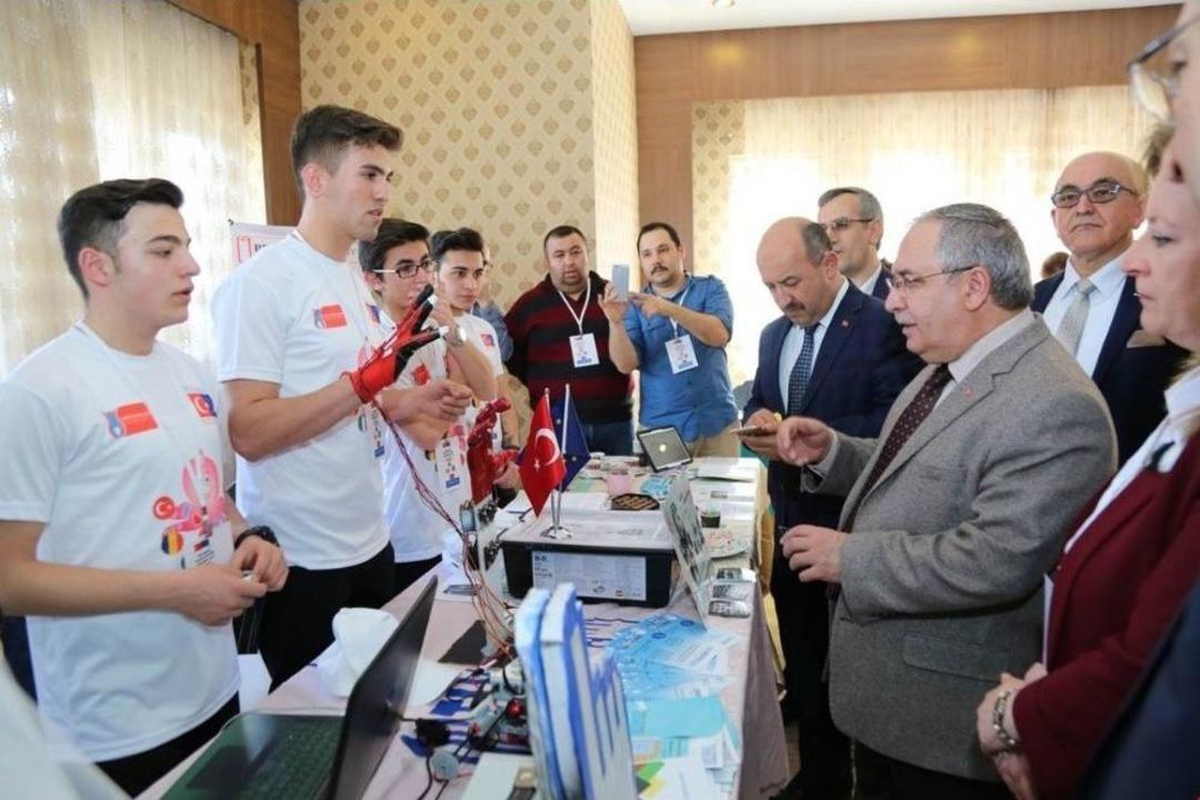 T&uuml;rk Ve Yabancı &Ouml;ğrenciler H&uuml;nerlerini Sergiledi