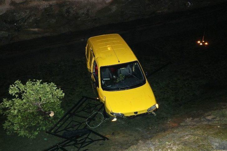 Otomobiliyle Kanala Düşen Sürücü Polisten Kaçmaya Çalıştı G2