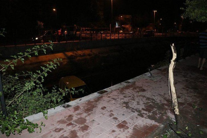 Otomobiliyle Kanala Düşen Sürücü Polisten Kaçmaya Çalıştı G4