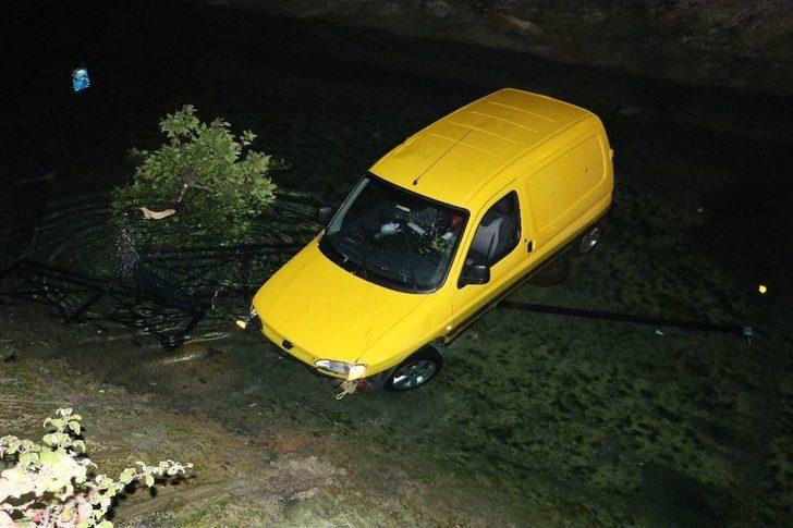 Otomobiliyle Kanala Düşen Sürücü Polisten Kaçmaya Çalıştı G5