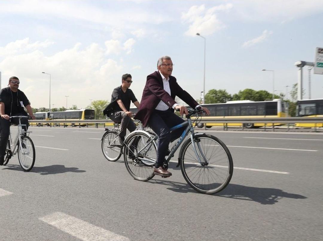 Makam Aracını Terk Eden Başkanlar Bisiklet Turunda Buluşuyor
