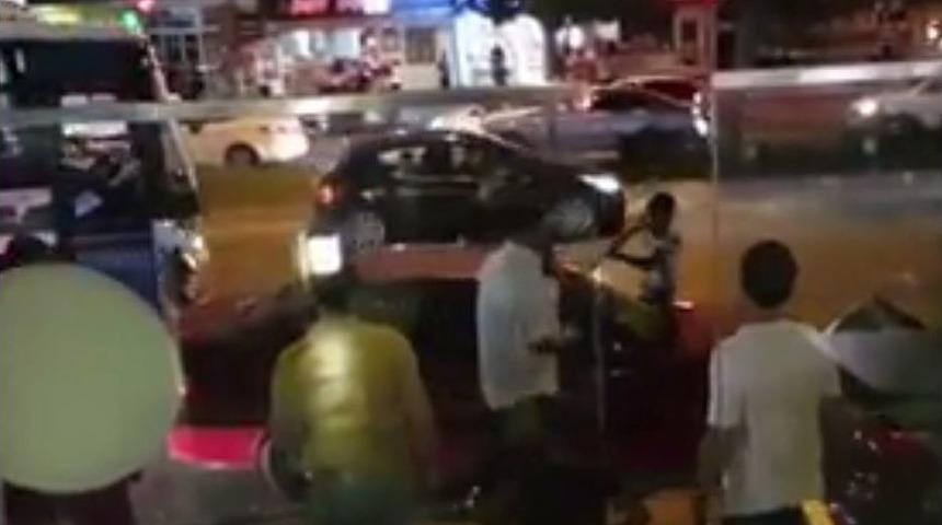 Egzozuna Ceza Yazılınca Sopayla Aracını Parçaladı