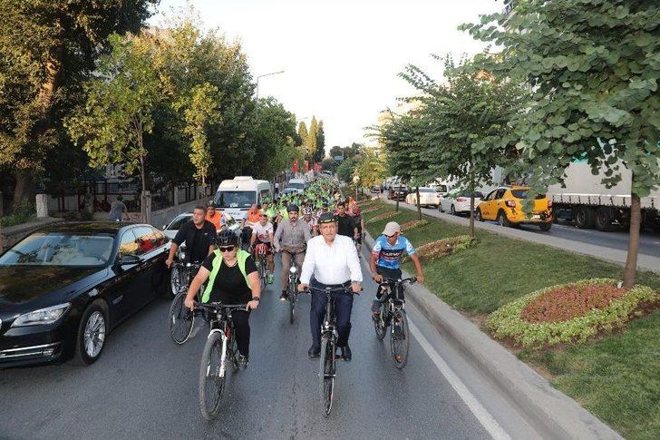 Makam Aracını Terk Eden Başkanlar Bisiklet Turunda Buluşuyor G4