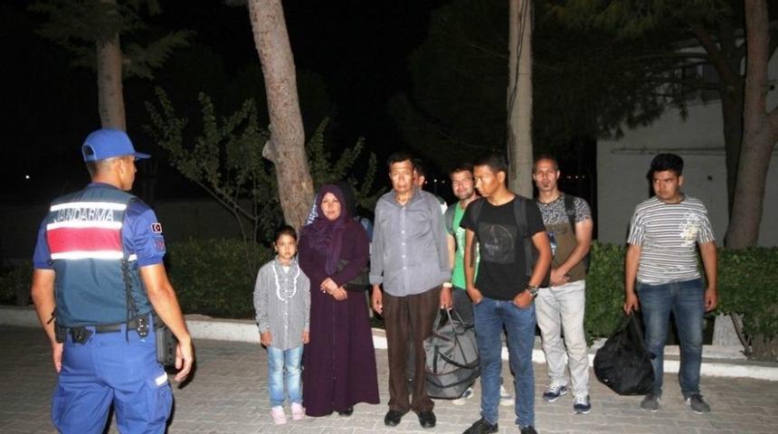 Ayvalık&rsquo;ta 10 G&ouml;&ccedil;men Jandarmadan Ka&ccedil;amadı