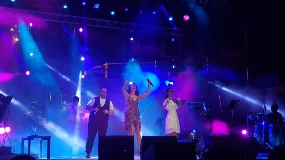 Funda Arar, Kuşadası&rsquo;nda Hayranlarıyla Buluştu