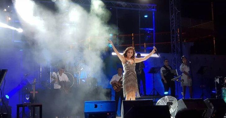 Funda Arar, Kuşadası’nda Hayranlarıyla Buluştu G1