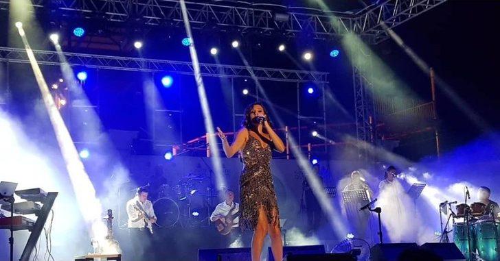 Funda Arar, Kuşadası’nda Hayranlarıyla Buluştu G3