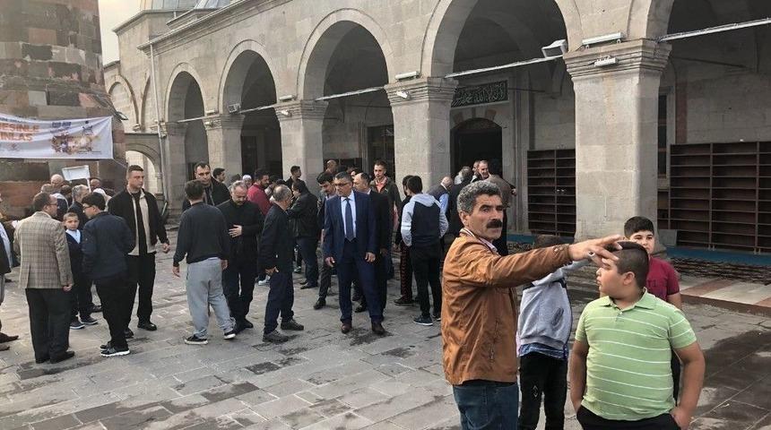 Kars’ta Bayram Namazında Camiler Doldu Taştı
