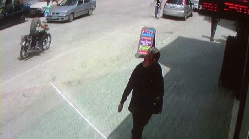 Otomobil Küçük Çocuğa Böyle Çarptı