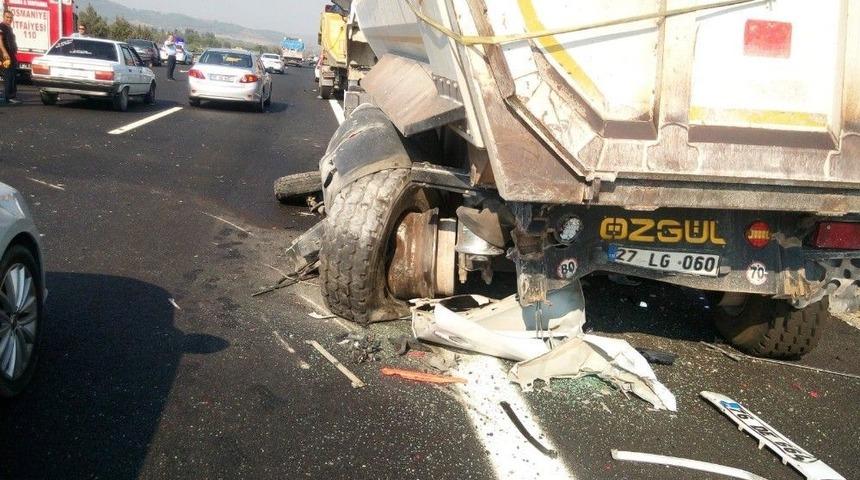 Otomobil Tıra &Ccedil;arptı: 2 Yaralı