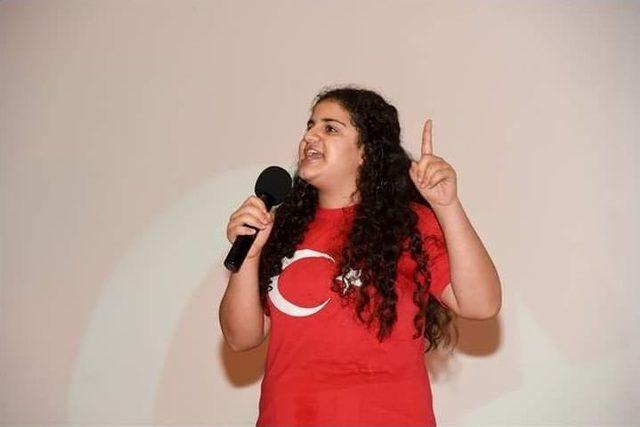 İstiklal Marşı’nı En Güzel Okuyan Öğrencilere Bilgisayar Ödülü