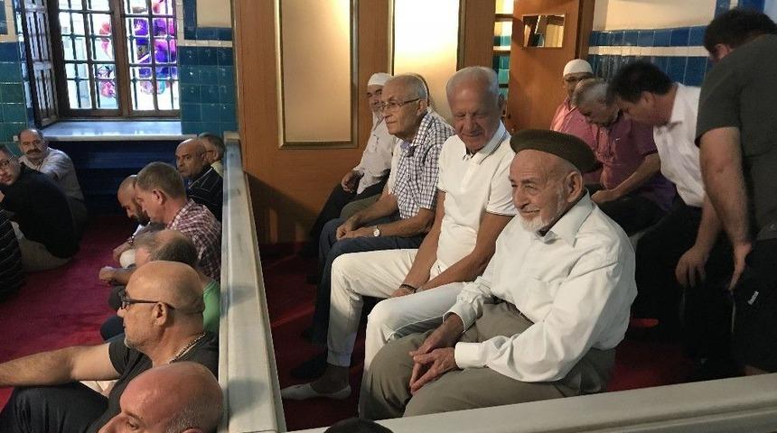 İzmirliler Bayram Namazı İ&ccedil;in Camilere Akın Etti