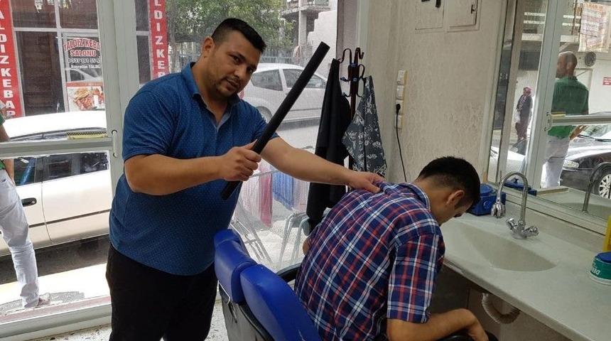 M&uuml;şterileri Bu Berbere Dayak Yemeye Geliyor