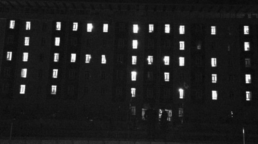 Ağrı&rsquo;da &Uuml;niversite &Ouml;ğrencileri Yurt Binalarını &lsquo;afrin&rsquo; Yazısıyla Aydınlattı