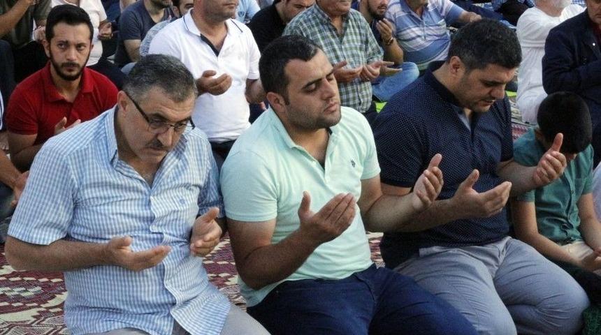 Binlerce Vatandaş Bayram Namazı İ&ccedil;in Ey&uuml;p Sultan&rsquo;da Buluştu