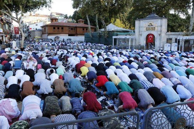 Binlerce Vatandaş Bayram Namazı İçin Eyüp Sultan’da Buluştu