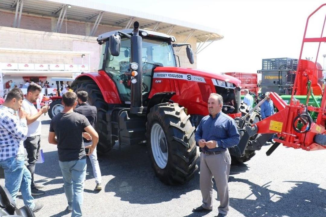 Devasa Trakt&ouml;r Fuarın İlgi Odağı Oldu