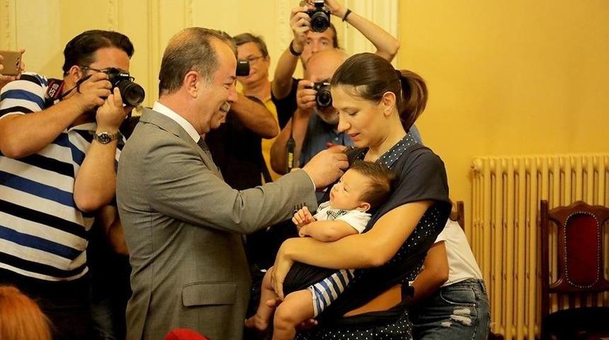 Belediye Meclis Toplantısına 2 Aylık Bebeği İle Katıldı