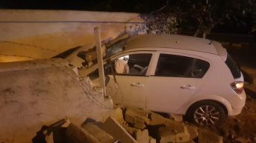 Otomobil Bah&ccedil;e Duvarına &Ccedil;arparak Durabildi