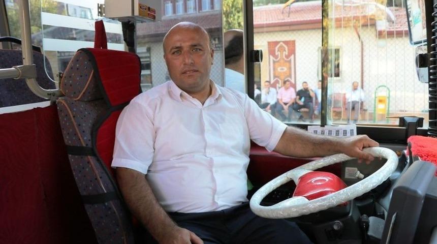 (&ouml;zel Haber) Otob&uuml;s Şof&ouml;r&uuml; Kalp Krizi Ge&ccedil;iren Yolcuyu Acil Servise G&ouml;t&uuml;rd&uuml;
