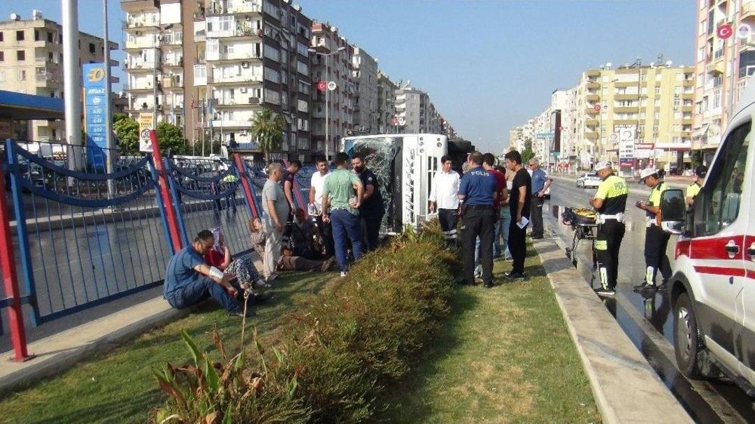Yolcu Minib&uuml;s&uuml; Devrildi: 12 Yaralı